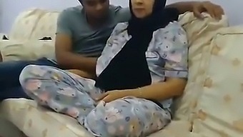 বাংলাদেশে যৌন মিলন করছে একদল লোক।