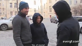 Un Bărbat Fără Bani Își Lasă Iubita Atrăgătoare Să Facă Sex Cu Un Alt Bărbat Pentru Bani, Prezentând Un Trio Și O Futere Hardcore