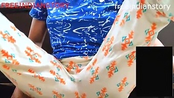 아시아 십대와의 인도 아줌마의 비디오 통화