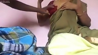 Afrikai Házvezetőnő Melleit És Mellbimbóit Masszírozza A Munkaadó Egy Házi Videóban