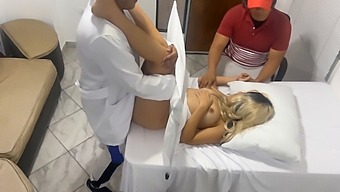 Η Γυναίκα Μου Υποβάλλεται Σε Γυναικολογική Εξέταση, Αλλά Υποψιάζομαι Ότι Ο Γιατρός Κάνει Σεξ Μαζί Της Ενώ Είμαι Παρών Και Το Απολαμβάνει. Δεν Ισχύουν Κανόνες (Ntr) Ιαπωνικό Βίντεο