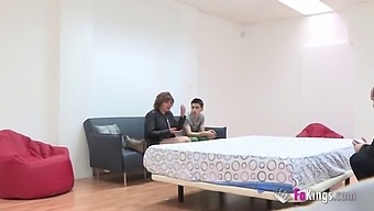 Szczupła Europejska Nastolatka Bierze Na Siebie Duży Kutas W Filmie Pov.