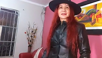 En Fantastisk Mogen Gudinna Tar På Sig En Förförisk Outfit Som En Spännande Häxa För Halloween