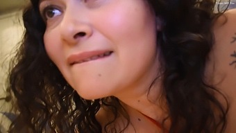 ¡experimenta La Emoción De Despertar A Un Joven Para Una Mamada Sorpresa De Una Milf Tetona!
