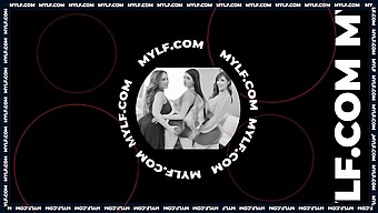 Milf Dengan Derriere Sempurna Menggoda Anak Tiri Lelakinya Di Webcam Dengan Lingerie Seksi