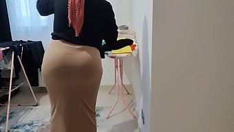 Η Πληθωρική Πίσω Πλευρά Της Θετής Μαμάς Είναι Μια Ακαταμάχητη Επιθυμία Για Οικειότητα