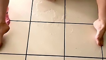 Göz Alıcı Genç Kadın, Büyük Bir Kuvvetle Her Yere Idrarını Yaparak Sınırsız Cinselliğini Sergileyerek Kendi Zevkine Dalıyor Ve Salonunda Kıvrımlı Bir Şekilde Boşalıyor