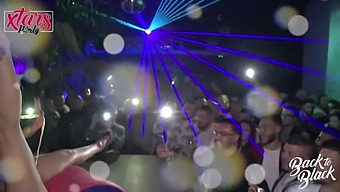 Daisys Föreställning Med Ett Leende På Xtar'S Party