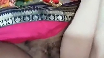 인도 마을의 데시 와이프가 야외에서 소변을 보냅니다