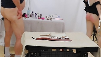 دو دختر در اسارت تسلیم لذت دهانی و صورت می شوند