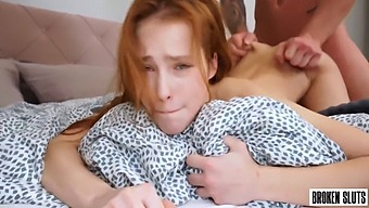 발버둥치는 학생 니콜 머코프스키는 돈을 주고 남자를 만족시킵니다